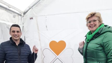 Wethouder Gertjan ten Brinke en Erna Mobach, directeur-bestuurder van Reggewoon, onthullen het logo